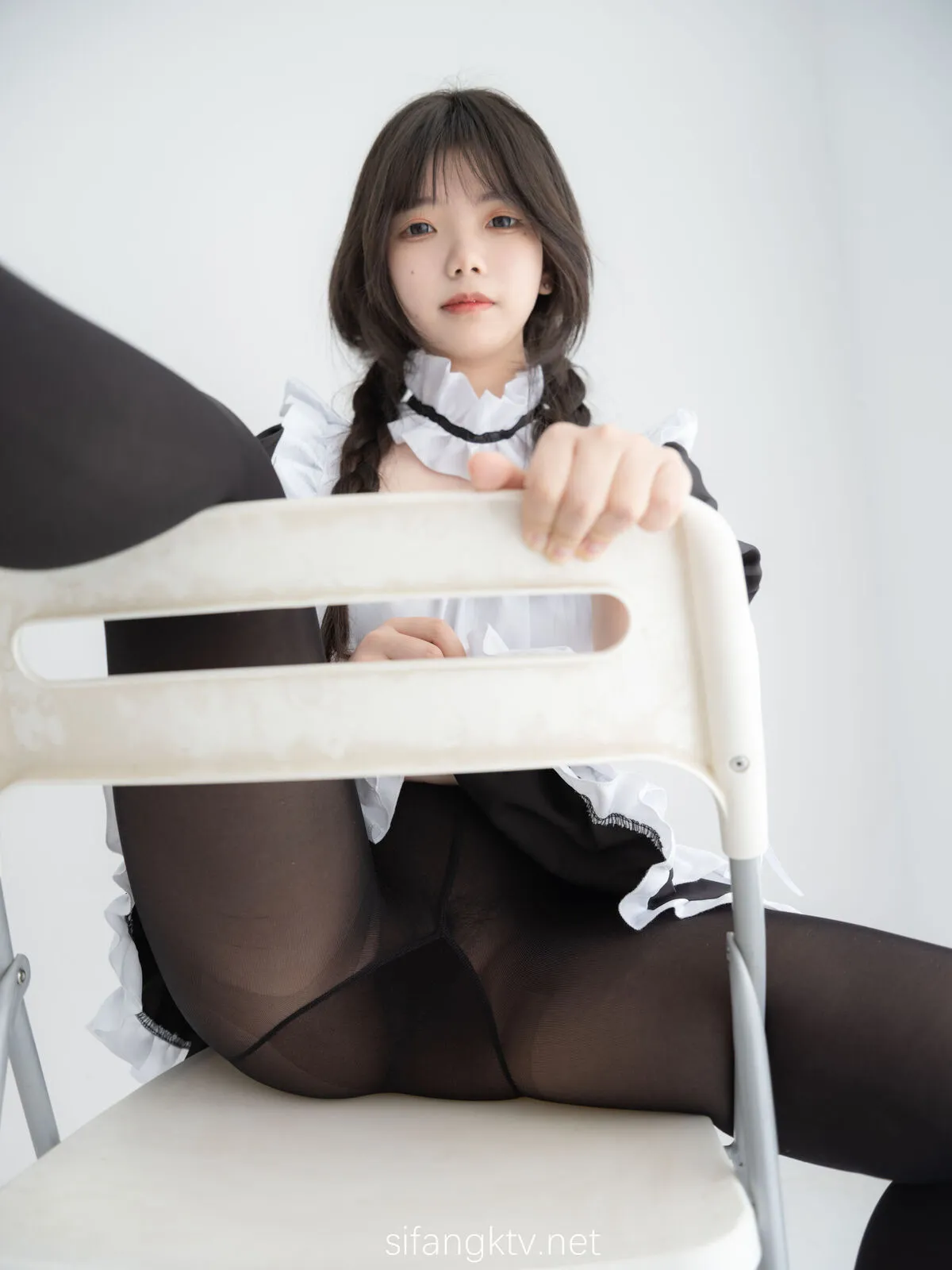 Milkshake (奶昔) Maid in Black Stockings