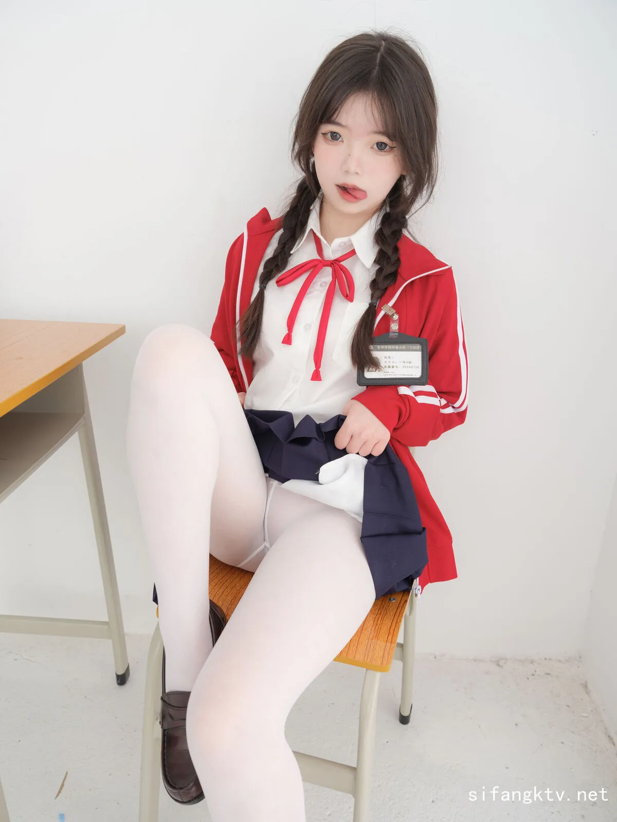 Milkshake (奶昔): Red School Uniform