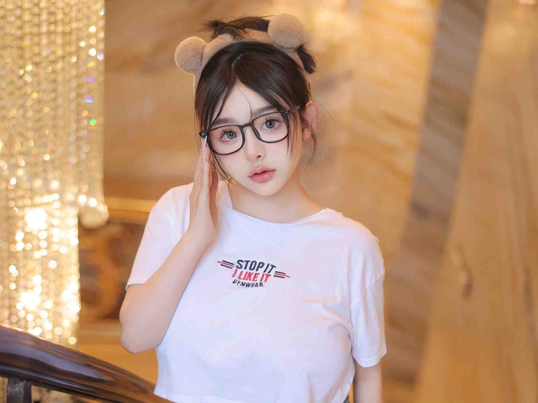 Yeye Zi Sexy Hips and Gorgeous Legs - Part 1